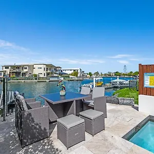 https://villa-luxury-modern-waterfront-house.queenslandhotels.net